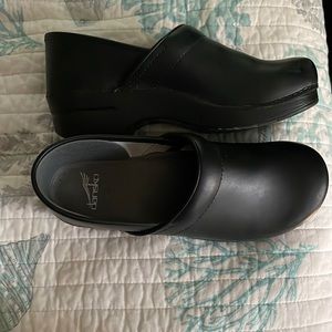 Dansko clogs. Black and size 40. Very new